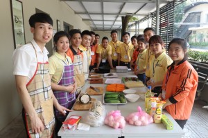 Phòng Đào tạo Nhật Bản Hoàng Long CMS hướng dẫn học viên chế biến món Sushi